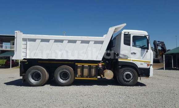 Nunua Ilio tumika Nissan UD Nyeupe Lori ndani ya Beitbridge nchini Matabeleland Kusini Nunua Ilio tumika Nissan UD Nyeupe Lori ndani ya Beitbridge nchini Matabeleland Kusini