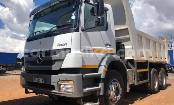 Nunua Ilio tumika Mercedes‒Benz Tipper Nyeupe Lori ndani ya Harare nchini Harare