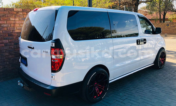 Acheter Occasion Voiture Hyundai H1 Blanc à Beitbridge, Matabeleland South Acheter Occasion Voiture Hyundai H1 Blanc à Beitbridge, Matabeleland South