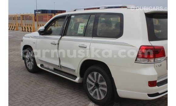 Acheter Import Voiture Toyota Land Cruiser Blanc à Import - Dubai, Harare Acheter Import Voiture Toyota Land Cruiser Blanc à Import - Dubai, Harare