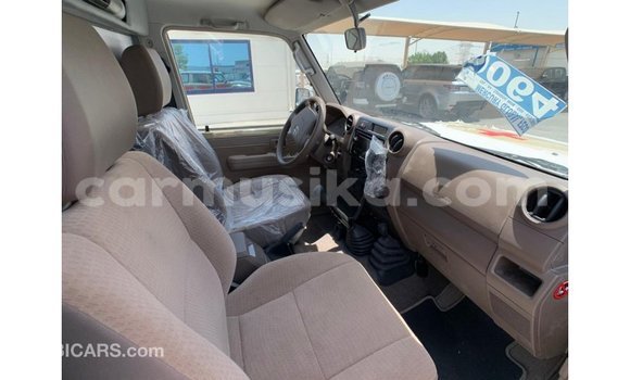 Acheter Import Voiture Toyota Land Cruiser Beige à Import - Dubai, Harare Acheter Import Voiture Toyota Land Cruiser Beige à Import - Dubai, Harare