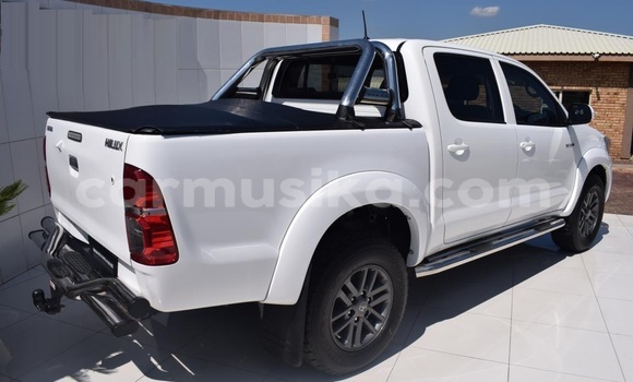 Tenga Tsaru Toyota Hilux Chena Mota in Beitbridge in Matabeleland South Tenga Tsaru Toyota Hilux Chena Mota in Beitbridge in Matabeleland South