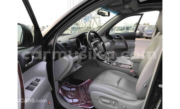Tenga Imported Toyota Highlander Nhema Mota in Import - Dubai in Harare Tenga Imported Toyota Highlander Nhema Mota in Import - Dubai in Harare