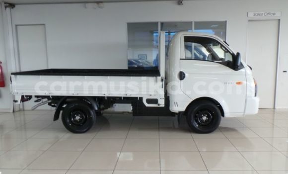 Buy Used Hyundai H1 White Car in Beitbridge in Matabeleland South Buy Used Hyundai H1 White Car in Beitbridge in Matabeleland South