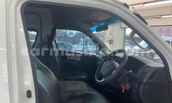Buy Used Toyota Hiace White Car in Beitbridge in Matabeleland South Buy Used Toyota Hiace White Car in Beitbridge in Matabeleland South