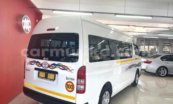 Buy Used Toyota Hiace White Car in Beitbridge in Matabeleland South Buy Used Toyota Hiace White Car in Beitbridge in Matabeleland South