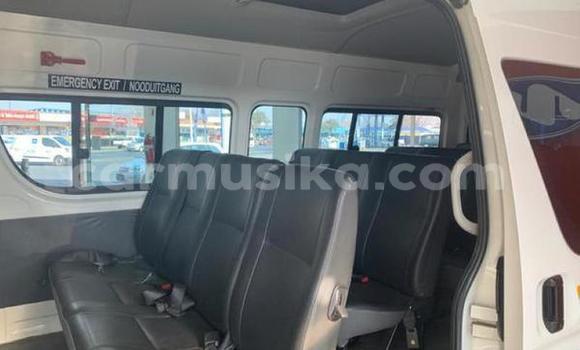 Buy Used Toyota Hiace White Car in Beitbridge in Matabeleland South Buy Used Toyota Hiace White Car in Beitbridge in Matabeleland South