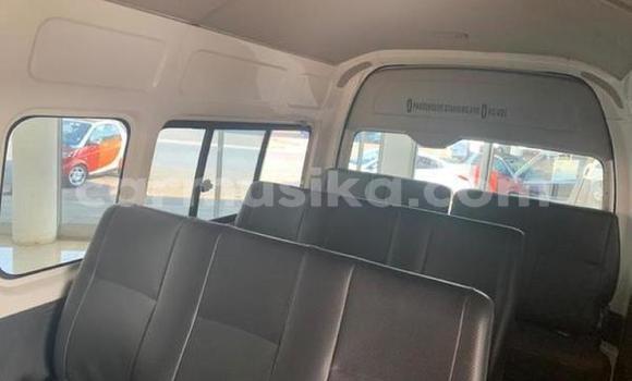 Buy Used Toyota Hiace White Car in Beitbridge in Matabeleland South Buy Used Toyota Hiace White Car in Beitbridge in Matabeleland South