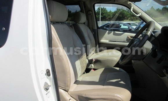 Buy Used Toyota Granvia Silver Car in Beitbridge in Matabeleland South Buy Used Toyota Granvia Silver Car in Beitbridge in Matabeleland South