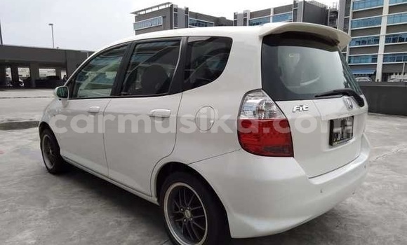 Acheter Occasion Voiture Honda Fit Blanc à Beitbridge, Matabeleland South Acheter Occasion Voiture Honda Fit Blanc à Beitbridge, Matabeleland South
