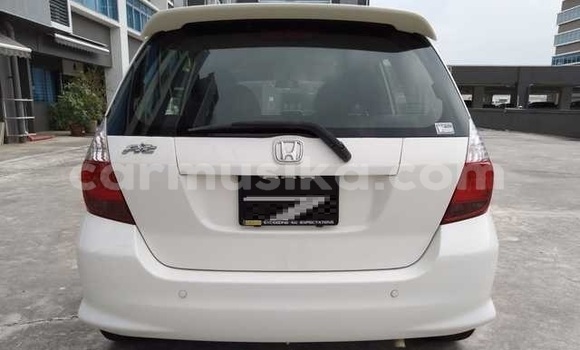 Acheter Occasion Voiture Honda Fit Blanc à Beitbridge, Matabeleland South Acheter Occasion Voiture Honda Fit Blanc à Beitbridge, Matabeleland South