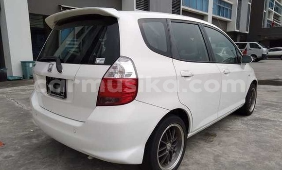 Acheter Occasion Voiture Honda Fit Blanc à Beitbridge, Matabeleland South Acheter Occasion Voiture Honda Fit Blanc à Beitbridge, Matabeleland South