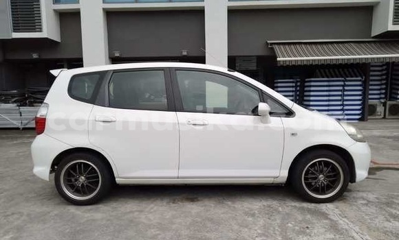 Acheter Occasion Voiture Honda Fit Blanc à Beitbridge, Matabeleland South Acheter Occasion Voiture Honda Fit Blanc à Beitbridge, Matabeleland South