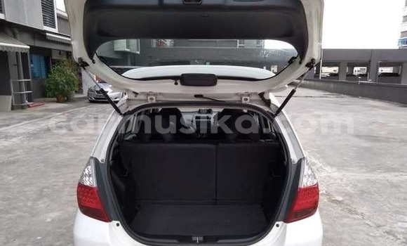 Acheter Occasion Voiture Honda Fit Blanc à Beitbridge, Matabeleland South Acheter Occasion Voiture Honda Fit Blanc à Beitbridge, Matabeleland South