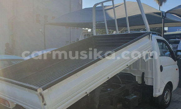 Acheter Occasion Voiture Hyundai H200 Blanc à Beitbridge, Matabeleland South Acheter Occasion Voiture Hyundai H200 Blanc à Beitbridge, Matabeleland South