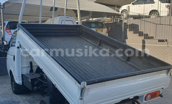 Acheter Occasion Voiture Hyundai H200 Blanc à Beitbridge, Matabeleland South Acheter Occasion Voiture Hyundai H200 Blanc à Beitbridge, Matabeleland South