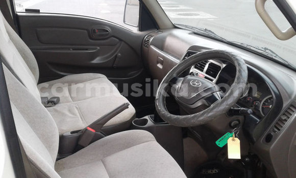 Acheter Occasion Voiture Hyundai H200 Blanc à Beitbridge, Matabeleland South Acheter Occasion Voiture Hyundai H200 Blanc à Beitbridge, Matabeleland South