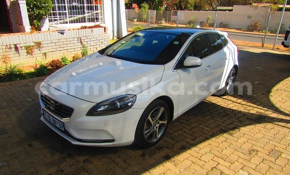 Nunua Ilio tumika Volvo V40 Cross Country Nyeupe Gari ndani ya Beitbridge nchini Matabeleland Kusini