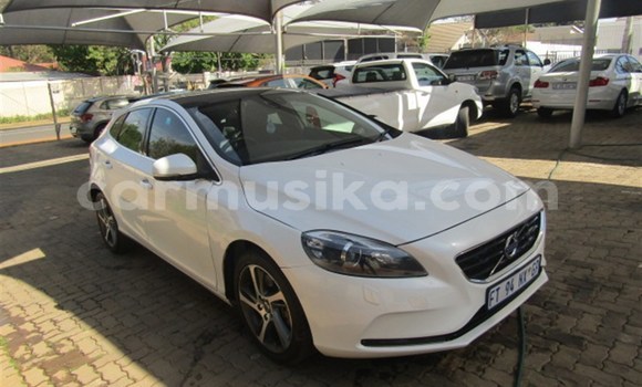 Acheter Occasion Voiture Volvo V40 Cross Country Blanc à Beitbridge, Matabeleland South Acheter Occasion Voiture Volvo V40 Cross Country Blanc à Beitbridge, Matabeleland South