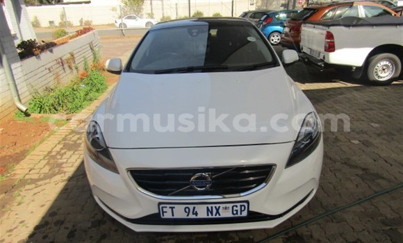 Acheter Occasion Voiture Volvo V40 Cross Country Blanc à Beitbridge, Matabeleland South Acheter Occasion Voiture Volvo V40 Cross Country Blanc à Beitbridge, Matabeleland South