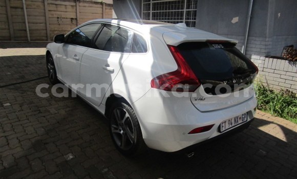 Acheter Occasion Voiture Volvo V40 Cross Country Blanc à Beitbridge, Matabeleland South Acheter Occasion Voiture Volvo V40 Cross Country Blanc à Beitbridge, Matabeleland South