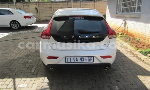 Acheter Occasion Voiture Volvo V40 Cross Country Blanc à Beitbridge, Matabeleland South Acheter Occasion Voiture Volvo V40 Cross Country Blanc à Beitbridge, Matabeleland South