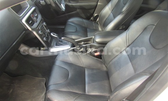 Acheter Occasion Voiture Volvo V40 Cross Country Blanc à Beitbridge, Matabeleland South Acheter Occasion Voiture Volvo V40 Cross Country Blanc à Beitbridge, Matabeleland South
