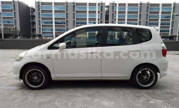 Acheter Occasion Voiture Honda Fit Blanc à Beitbridge, Matabeleland South Acheter Occasion Voiture Honda Fit Blanc à Beitbridge, Matabeleland South