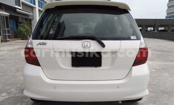 Acheter Occasion Voiture Honda Fit Blanc à Beitbridge, Matabeleland South Acheter Occasion Voiture Honda Fit Blanc à Beitbridge, Matabeleland South