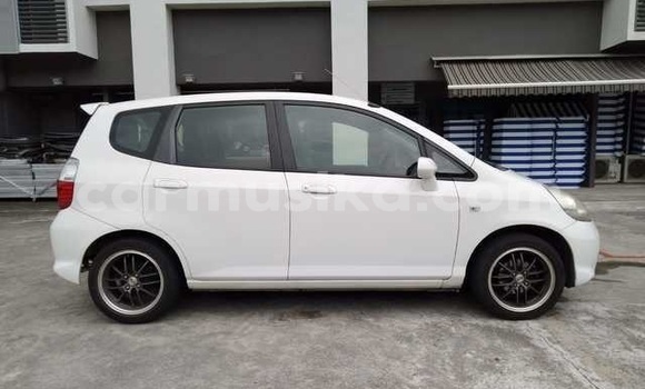 Acheter Occasion Voiture Honda Fit Blanc à Beitbridge, Matabeleland South Acheter Occasion Voiture Honda Fit Blanc à Beitbridge, Matabeleland South