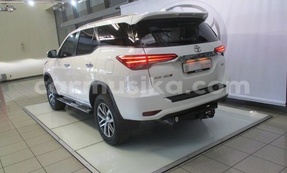 Acheter Occasion Voiture Toyota Fortuner Blanc à Beitbridge, Matabeleland South Acheter Occasion Voiture Toyota Fortuner Blanc à Beitbridge, Matabeleland South