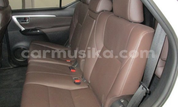 Acheter Occasion Voiture Toyota Fortuner Blanc à Beitbridge, Matabeleland South Acheter Occasion Voiture Toyota Fortuner Blanc à Beitbridge, Matabeleland South