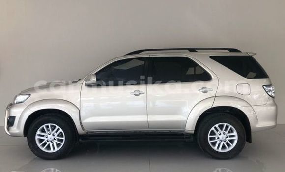 Acheter Occasion Voiture Toyota Fortuner Beige à Beitbridge, Matabeleland South Acheter Occasion Voiture Toyota Fortuner Beige à Beitbridge, Matabeleland South