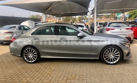 Tenga Tsaru Mercedes‒Benz 200 Sirivha Mota in Beitbridge in Matabeleland South Tenga Tsaru Mercedes‒Benz 200 Sirivha Mota in Beitbridge in Matabeleland South