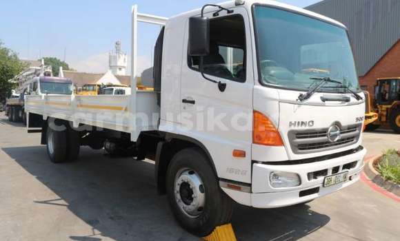 Nunua Ilio tumika Hino 300 Series Nyeupe Lori ndani ya Beitbridge nchini Matabeleland Kusini