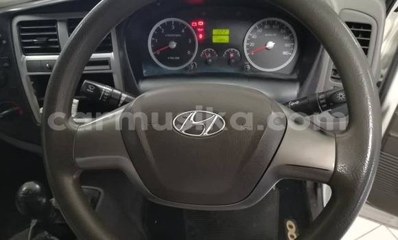 Acheter Occasion Utilitaire Hyundai H200 Blanc à Beitbridge, Matabeleland South Acheter Occasion Utilitaire Hyundai H200 Blanc à Beitbridge, Matabeleland South