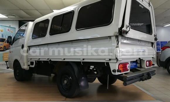Acheter Occasion Utilitaire Hyundai H200 Blanc à Beitbridge, Matabeleland South Acheter Occasion Utilitaire Hyundai H200 Blanc à Beitbridge, Matabeleland South