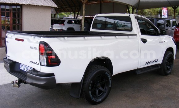 Tenga Tsaru Toyota Hilux Chena Mota in Beitbridge in Matabeleland South Tenga Tsaru Toyota Hilux Chena Mota in Beitbridge in Matabeleland South