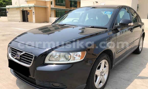 Nunua Ilio tumika Volvo S40 Nyeusi Gari ndani ya Belvedere nchini Harare