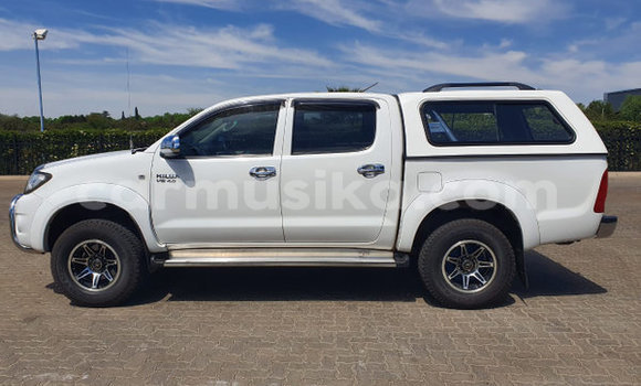 Tenga Tsaru Toyota Hilux Chena Mota in Beitbridge in Matabeleland South Tenga Tsaru Toyota Hilux Chena Mota in Beitbridge in Matabeleland South