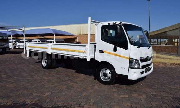 Nunua Ilio tumika Hino 300 Nyeupe Lori ndani ya Harare nchini Harare