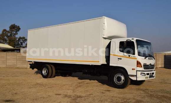 Nunua Ilio tumika Hino 300 Series Nyeupe Lori ndani ya Beitbridge nchini Matabeleland Kusini