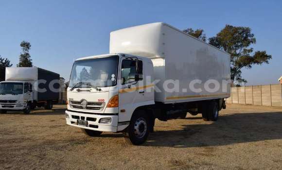 Acheter Occasion Utilitaire Hino 300 Series Blanc à Beitbridge, Matabeleland South Acheter Occasion Utilitaire Hino 300 Series Blanc à Beitbridge, Matabeleland South