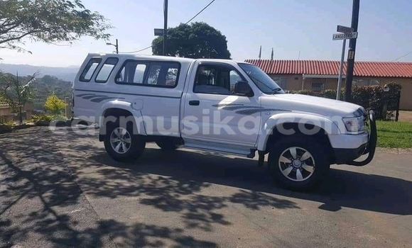 Tenga Tsaru Toyota Hilux Chena Mota in Beitbridge in Matabeleland South Tenga Tsaru Toyota Hilux Chena Mota in Beitbridge in Matabeleland South