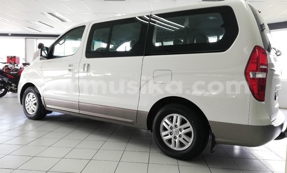 Buy Used Hyundai H1 White Car in Beitbridge in Matabeleland South Buy Used Hyundai H1 White Car in Beitbridge in Matabeleland South