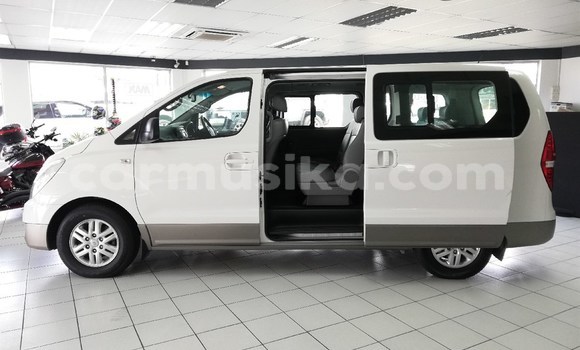Buy Used Hyundai H1 White Car in Beitbridge in Matabeleland South Buy Used Hyundai H1 White Car in Beitbridge in Matabeleland South