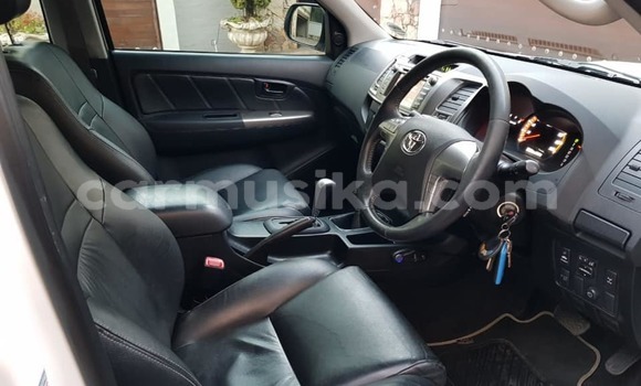 Buy Used Toyota Hilux White Car in Beitbridge in Matabeleland South Buy Used Toyota Hilux White Car in Beitbridge in Matabeleland South