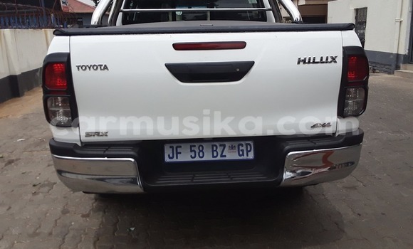 Buy Used Toyota Hilux Silver Car in Beitbridge in Matabeleland South Buy Used Toyota Hilux Silver Car in Beitbridge in Matabeleland South