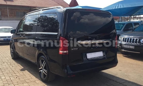 Tenga Tsaru Mercedes‒Benz V-klasse Nhema Mota in Beitbridge in Matabeleland South Tenga Tsaru Mercedes‒Benz V-klasse Nhema Mota in Beitbridge in Matabeleland South