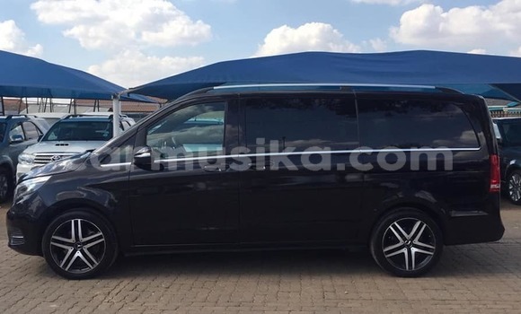 Tenga Tsaru Mercedes‒Benz V-klasse Nhema Mota in Beitbridge in Matabeleland South Tenga Tsaru Mercedes‒Benz V-klasse Nhema Mota in Beitbridge in Matabeleland South